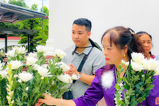 Dòng người muôn phương về Ngã ba Đồng Lộc tri ân các anh hùng liệt sĩ