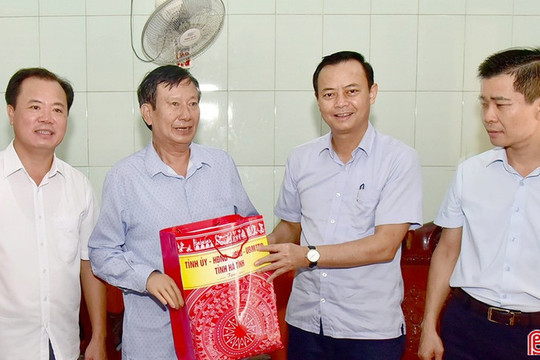 Trưởng ban Tuyên giáo và Dân vận Tỉnh ủy tặng quà người có công với cách mạng