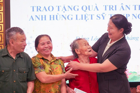 Trao quà tri ân thân nhân 10 nữ TNXP hy sinh tại Ngã ba Đồng Lộc