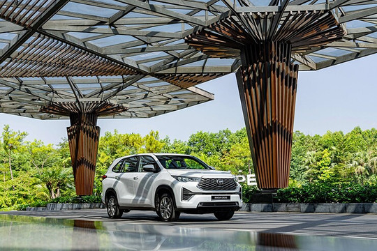 Đánh giá Toyota Innova Cross 2026: Giá lăn bánh chi tiết và trải nghiệm vận hành