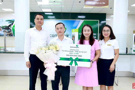 Khách hàng Hà Tĩnh trúng giải nhất chương trình khuyến mại của Vietcombank