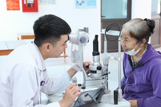 Bệnh viện Đa khoa Sài Gòn Hà Tĩnh khám mắt miễn phí và tặng quà tri ân tại xã Sơn Tiến