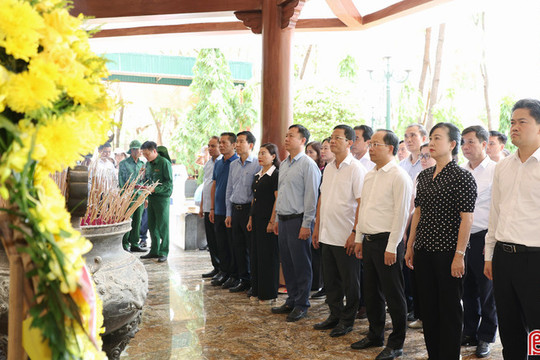 Bộ trưởng Bộ Y tế Đào Hồng Lan tri ân các anh hùng liệt sĩ tại Ngã ba Đồng Lộc