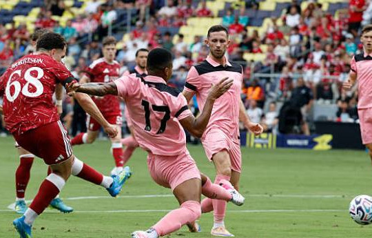 Liverpool lội ngược dòng hạ Sunderland 4-2 trong cơn mưa bàn thắng