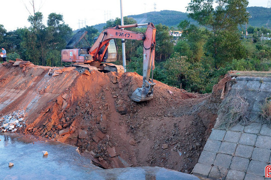 Thi công ngày đêm khắc phục sạt lở, vỡ cục bộ mái kênh Sông Rác