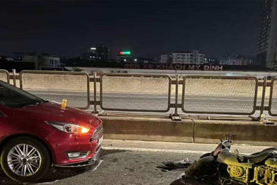 Đi ngược chiều trên Vành đai 3 trên cao, xe máy va chạm ô tô