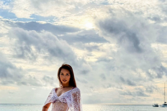 Siêu mẫu Hà Anh gây chú ý với vóc dáng quyến rũ trong trang phục xuyên thấu tại Maldives