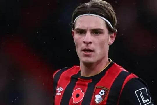 Man Utd chớp thời cơ nẫng tay trên Chelsea trong cuộc đua chiêu mộ tiền vệ Alex Scott