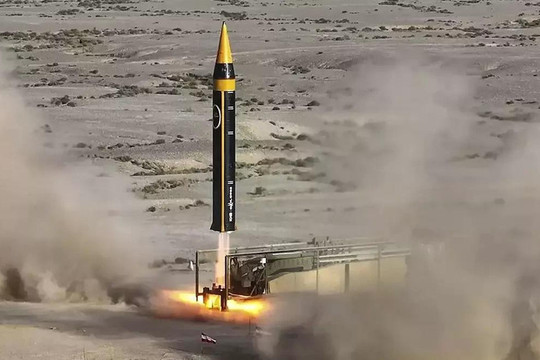 Iran "bất ngờ tập kích tên lửa đạn đạo" nhằm vào căn cứ Mỹ