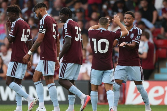 Aston Villa thua Real Sociedad 2-4, Emery lộ bài toán hàng thủ trước chuyến du đấu châu Á