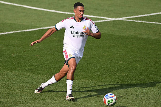 William Gallas: Mourinho sẽ đòi hỏi Alexander-Arnold phòng ngự tốt hơn tại Real Madrid