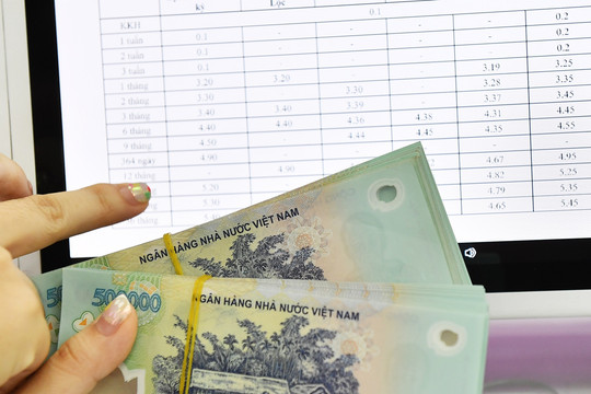 Gửi tiết kiệm cố định hay linh hoạt: Rút trước hạn có thể khiến tiền lãi bị tính lại