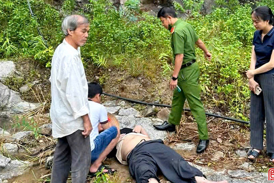 Xe máy lao xuống vách đá, mẹ tử vong, con bị thương nặng