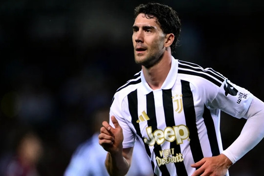 Rào cản thù lao 130.000 bảng mỗi tuần khiến thương vụ Dusan Vlahovic tới Man United rơi vào bế tắc