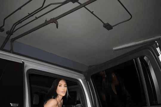 Kim Kardashian gây tranh cãi khi diện trang phục xuyên thấu táo bạo tại Los Angeles