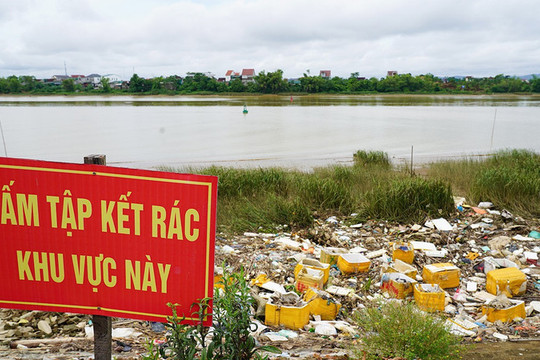 Rác thải "bủa vây" bờ sông La