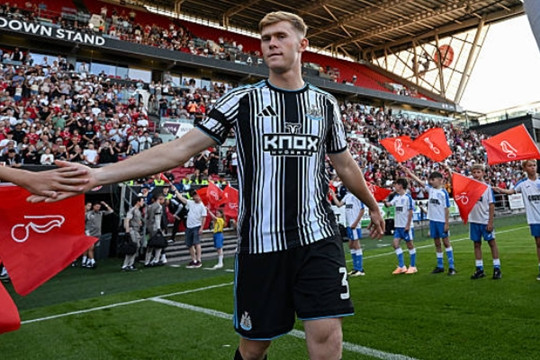 Manchester United quyết chiêu mộ Lewis Hall khi Newcastle chìm trong khủng hoảng