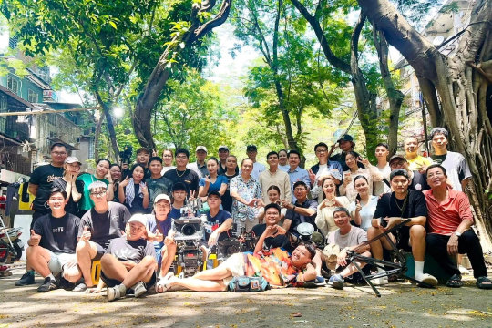Dưới ô cửa sáng đèn khép lại với cái kết trọn vẹn: Dàn diễn viên xả kho ảnh hậu trường