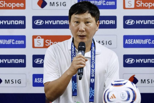 HLV Kim Sang-sik lên tiếng về quyết định thay Quang Hải muộn trong trận hòa Singapore
