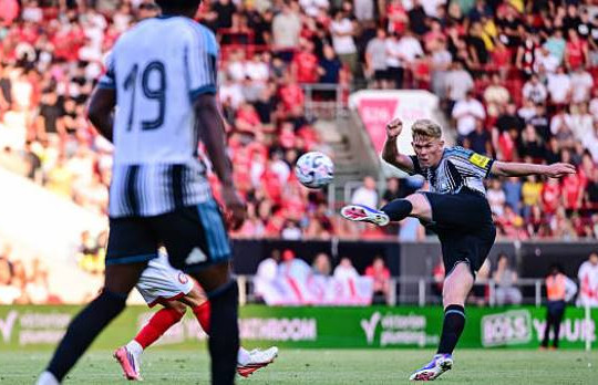 Hậu vệ Lewis Hall khao khát đến Manchester United: Bài toán tái thiết hành lang trái của INEOS