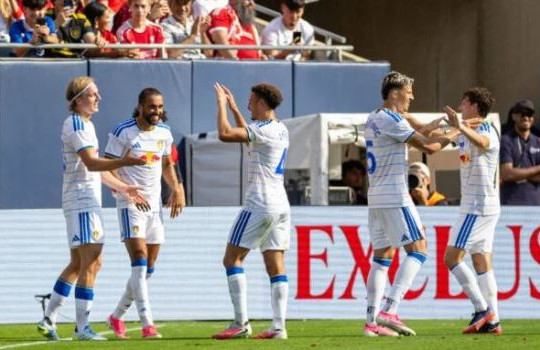 Leeds United ngược dòng đánh bại Liverpool 4-2 trong trận giao hữu tiền mùa giải