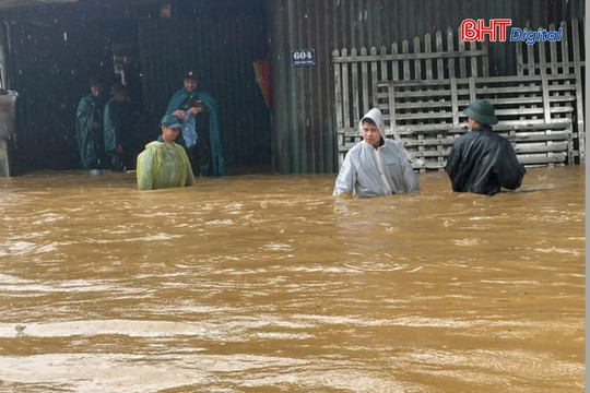 Mưa lớn khiến nước chảy cuồn cuộn, ngập úng ở Lào Cai