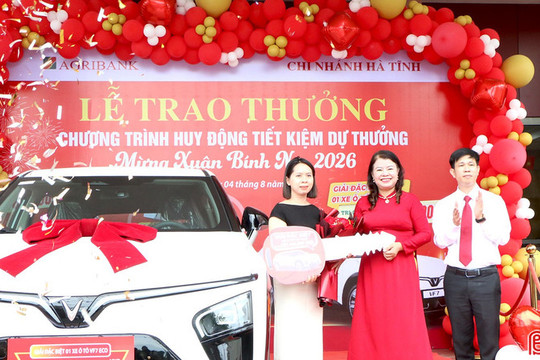 Trao VinFast VF7 cho khách hàng trúng giải đặc biệt của Agribank Hà Tĩnh