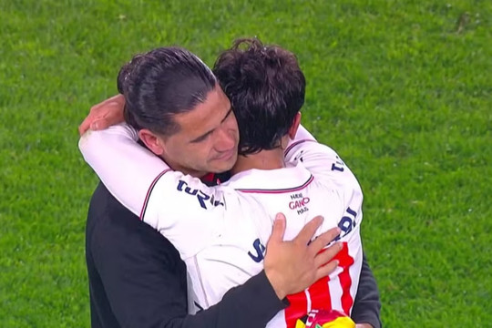 Nacional thắng Progreso 2-1: Khoảnh khắc hai cha con ôm nhau bật khóc tại giải VĐQG Uruguay