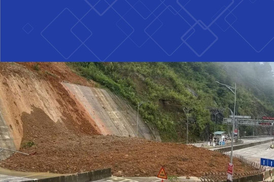 Mưa lớn gây sạt lở trên Quốc lộ 4D, đường lên Sa Pa ùn tắc