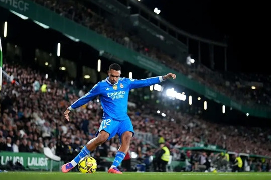 Jose Mourinho biến Alexander-Arnold thành tiền vệ giải bài toán Dumfries tại Real Madrid