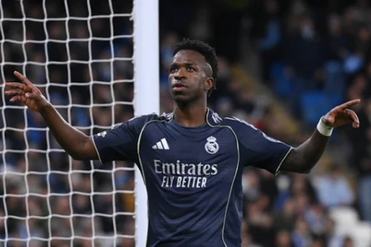 Vinicius Jr đứng trước ngã rẽ sự nghiệp: Ở lại Real Madrid hay sang Arsenal làm trung tâm?