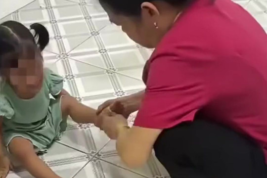 Công an xác minh vụ bảo mẫu đánh chửi, bắn dây thun vào trẻ