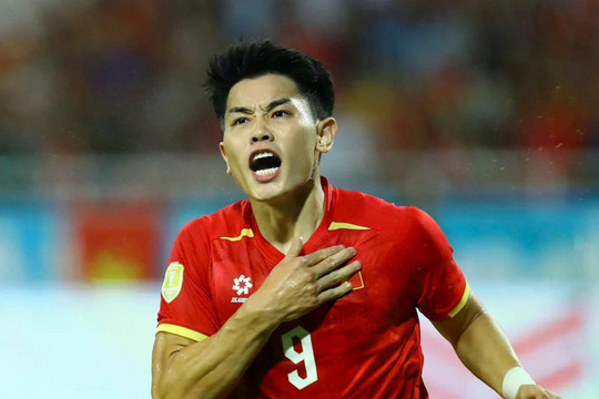Tuyển Việt Nam vào bán kết ASEAN Cup với ngôi nhất bảng