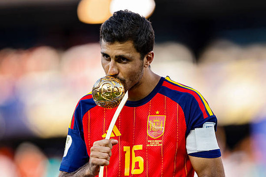 Real Madrid đối mặt nguy cơ thảm họa chuyển nhượng nếu để Rodri rơi vào tay Barcelona