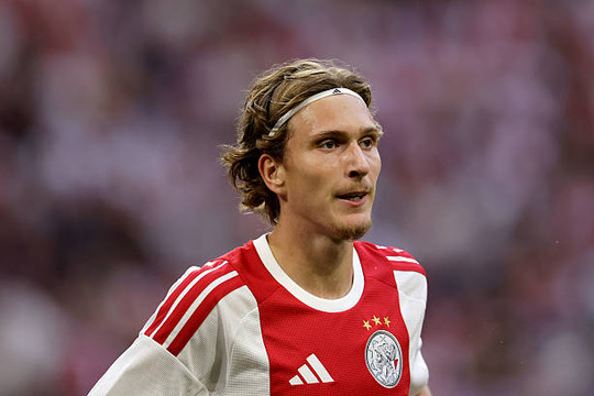 Tiền vệ trẻ Mika Godts của Ajax từng lọt vào tầm ngắm Barcelona trước khi được PSG theo đuổi