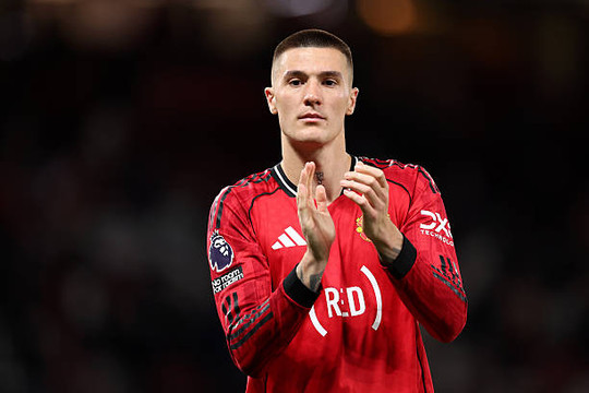 Benjamin Sesko tiến triển tốt tại Carrington giúp Manchester United giải tỏa áp lực hàng công