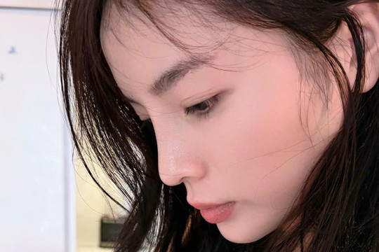 Hoa hậu Kỳ Duyên gây chú ý với hình ảnh để mặt mộc, tự tay vào bếp nấu ăn cho Thiên Ân