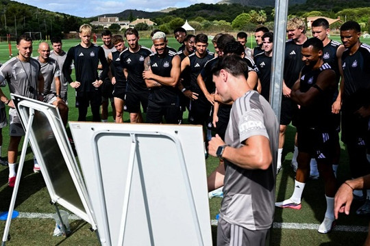 Newcastle đối mặt khủng hoảng tài chính và mất Bruno Guimaraes trước mùa giải Ngoại hạng Anh