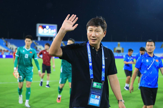 HLV Kim Sang-sik giải thích quyết định rút Hoàng Đức khỏi sân sớm tại ASEAN Cup 2026