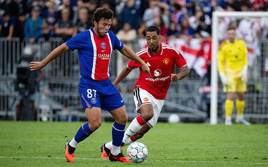 Youri Tielemans kết hợp ăn ý Bruno Fernandes trong trận ra mắt Manchester United hòa PSG
