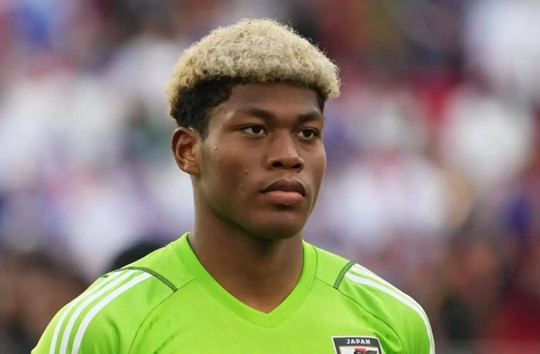 PSG ra giá 35 triệu euro cho Zion Suzuki nhưng thủ môn Parma đòi hỏi suất bắt chính tại Pháp