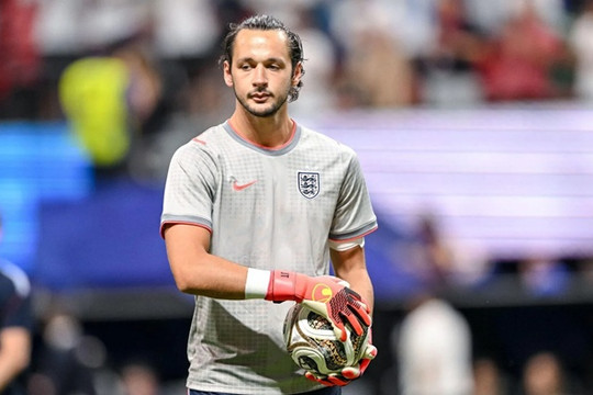 Leeds United chi 40 triệu bảng chiêu mộ James Trafford từ Man City để giải bài toán khung gỗ