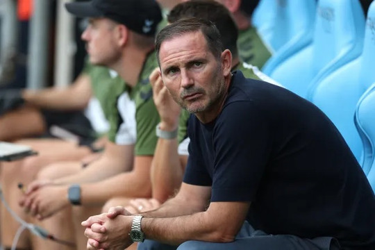 HLV Frank Lampard nhắm tiền vệ Angel Gomes để tăng cường sáng tạo cho Coventry City