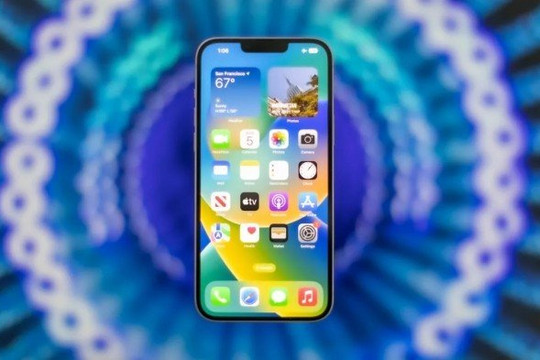 Phân tích kỹ thuật iPhone 14 Plus: Màn hình lớn 6.7 inch, pin trâu và hiệu năng đồ họa ấn tượng