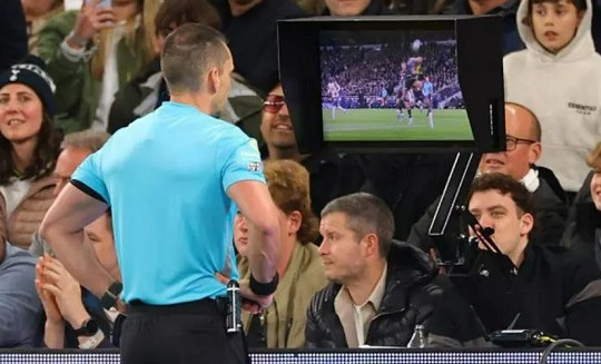 Sự can thiệp quá đà của VAR khiến UEFA muốn trao lại vị trí trung tâm cho các trọng tài