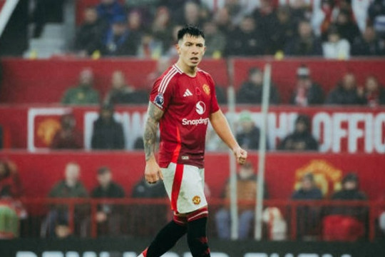 Lisandro Martinez tập riêng tại Carrington: Hàng phòng ngự Manchester United báo động đỏ