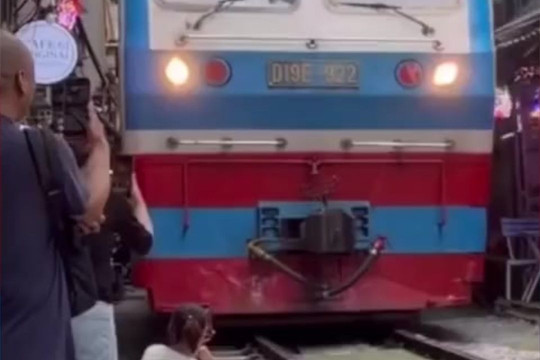 Người phụ nữ bị húc văng điện thoại khi quay video ở phố 'cà phê đường tàu'