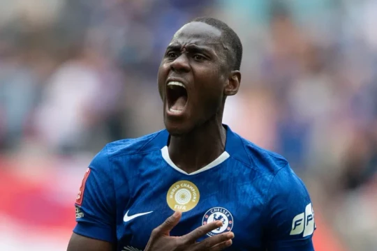 Chelsea thu về hơn 300 triệu bảng từ Cobham nhưng đối mặt nguy cơ mất bản sắc