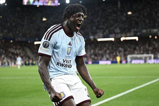 Chân sút 17 tuổi Brian Madjo xô đổ kỷ lục 30 năm tại Siêu cúp châu Âu trong màu áo Aston Villa