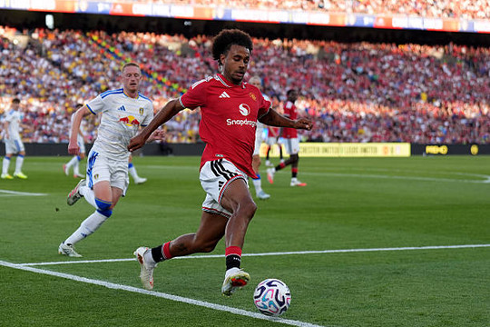 Joshua Zirkzee tỏa sáng rực rỡ trước Leeds United giữa thời điểm đàm phán với Juventus